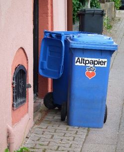 Blaue Altpapiertonne Richen Juni 2014 - Category:Ein Herz für Kinder – Wikimedia Commons